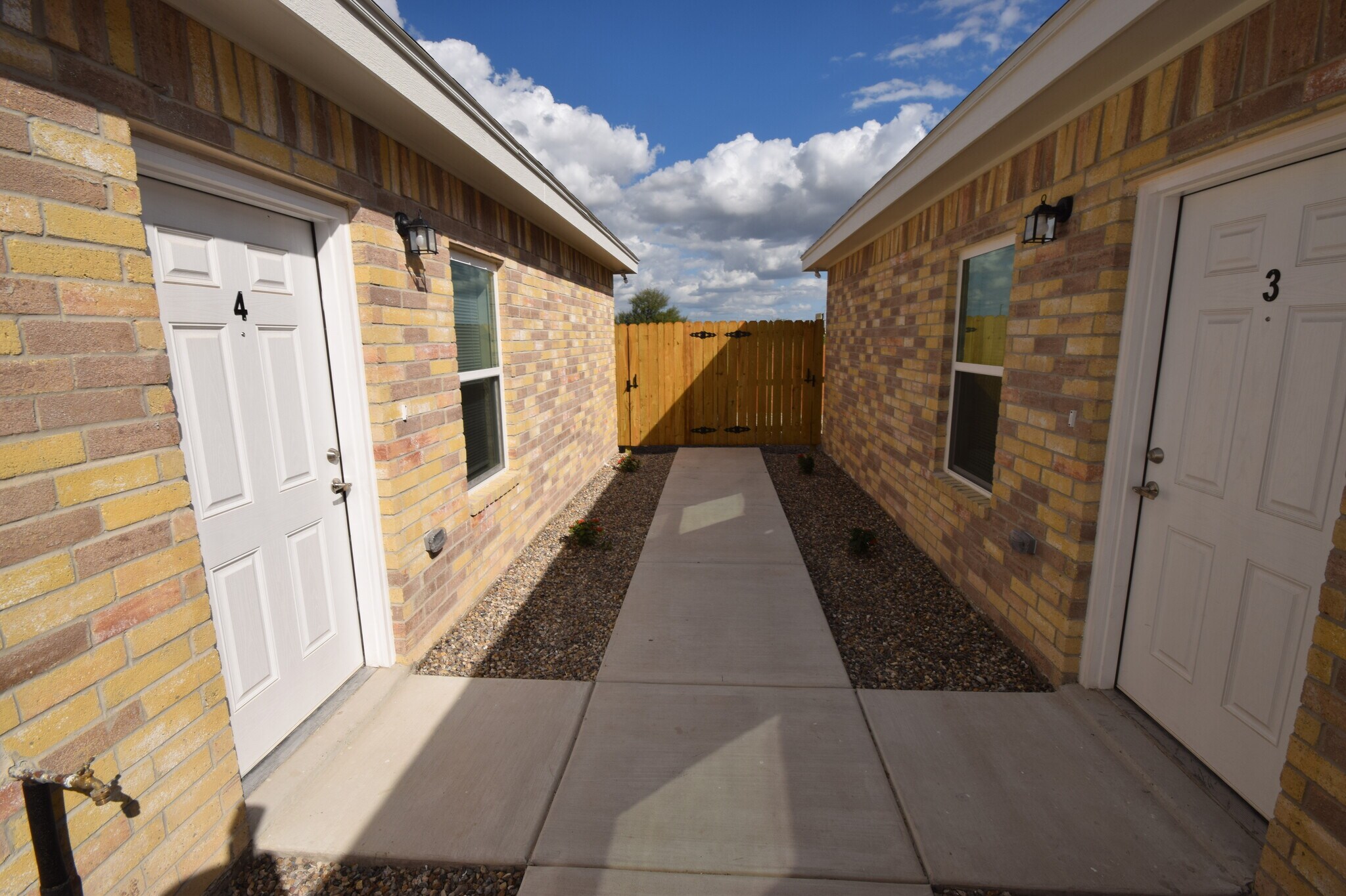 Building Photo - 5000 N Hiawatha Dr