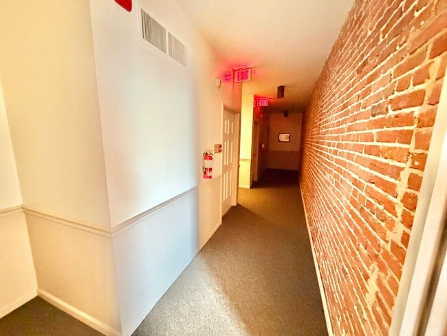 Building Photo - Dupont Prime Location Tree-Lined Corcoran St & 17th 1 bed 1 bath Condo UTILITIES INCLUDED.