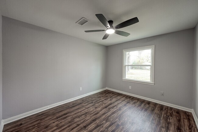 Building Photo - 513 Barkley St