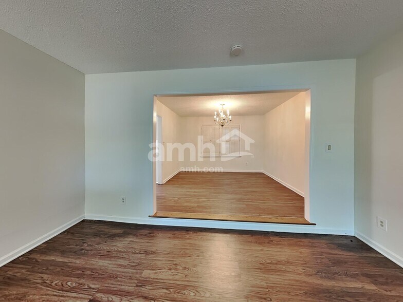 Building Photo - 2601 Briar Ridge Dr
