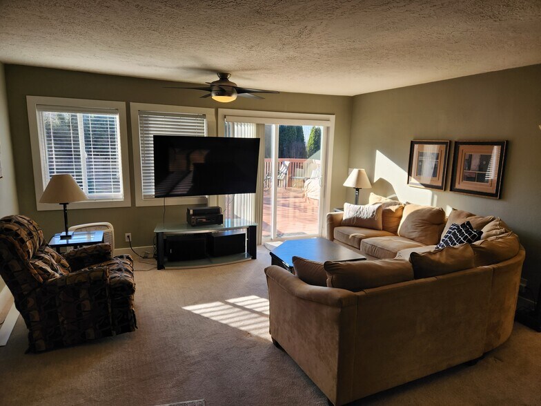 Building Photo - 6050 SW Taylors Ferry Rd