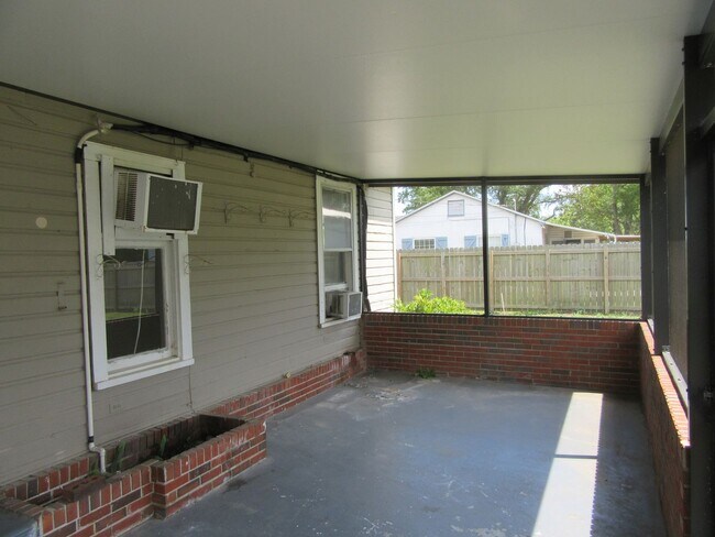 Building Photo - 708 S Hwy 22 A