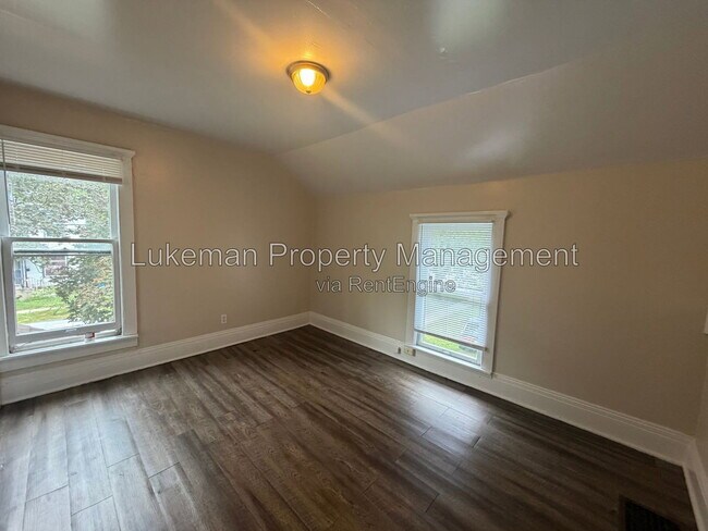 Building Photo - 909 Oak St