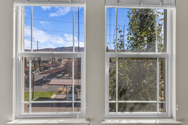 Building Photo - 1051 500 E