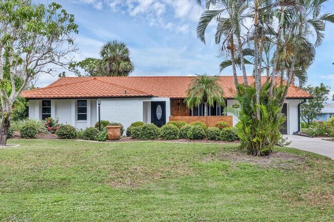 Building Photo - 4696 Pompano St
