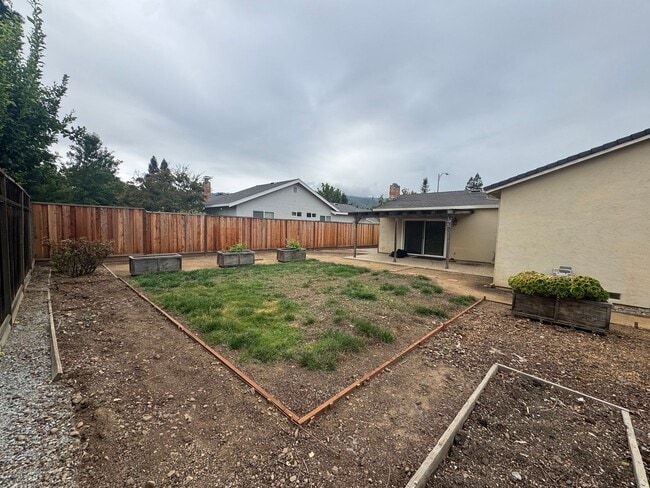 Building Photo - Beautiful Home, Coming SOON! Great Neighbo...