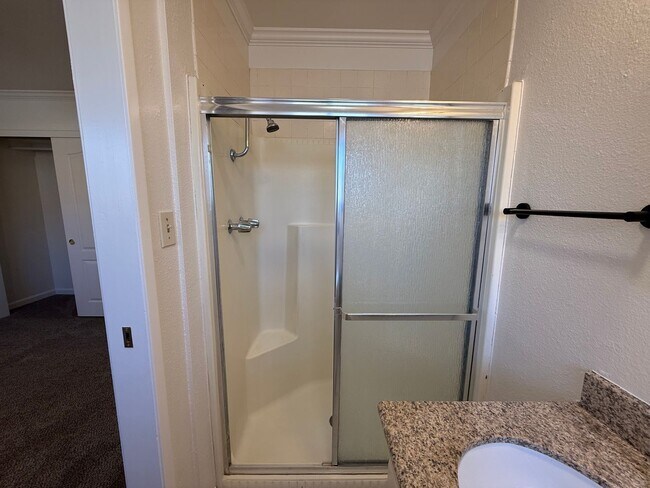 Building Photo - 4-bedroom single story in East Modesto!