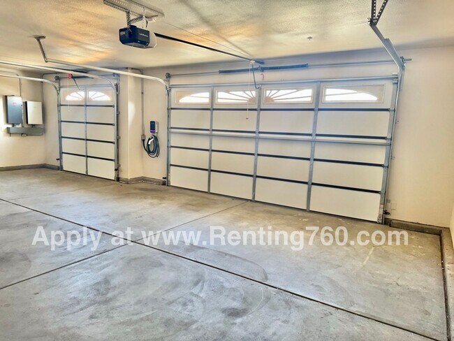 Building Photo - 4 Bedroom Home with Solar Panels and EV Ch...