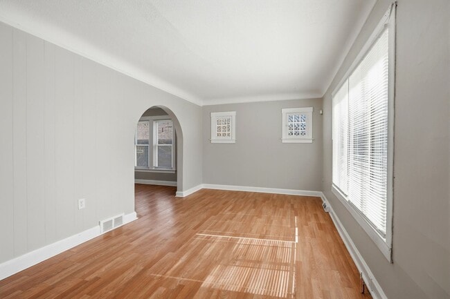 Building Photo - 1301 E Muir Ave