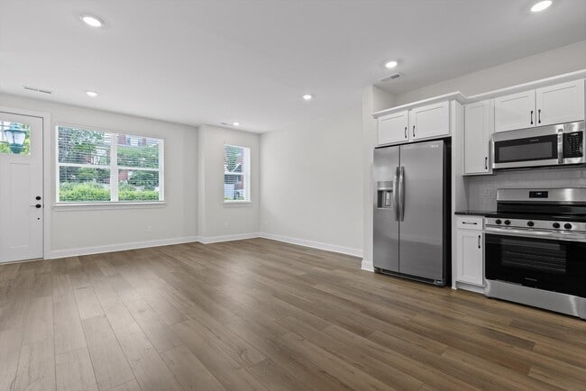 Building Photo - 715 Bespoke