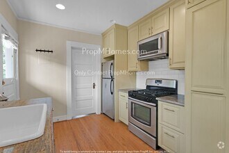 Building Photo - Charming Two Bedroom, One Bath in Mt Tabor!