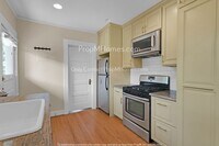 Building Photo - Charming Two Bedroom, One Bath in Mt Tabor!