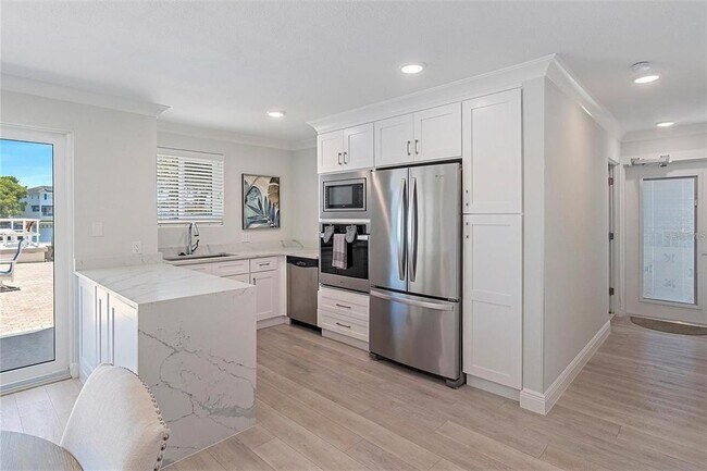 Building Photo - 1365 Snell Isle Blvd NE