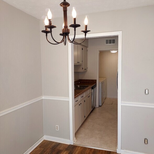 Building Photo - 810 Bellevue Rd