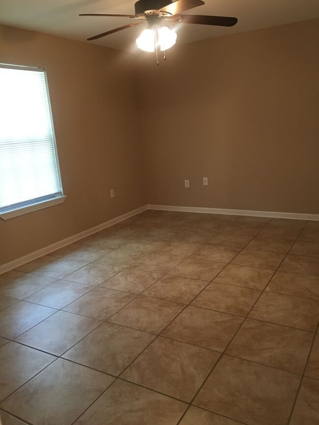 Building Photo - 132 Leeswood Cir