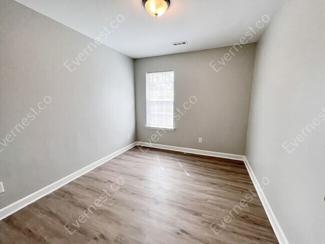 Building Photo - 4 Bed, 3 Bath Single Family Home with Garage Parking / Pet-Friendly / Vouchers Accepted / Availab...