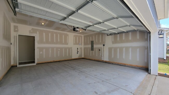 Building Photo - Your Ideal Home Awaits in Simpsonville
