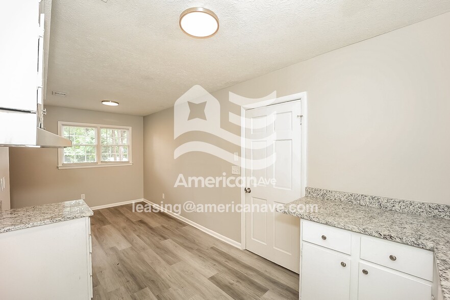 Building Photo - 1122 Briarwood Ave