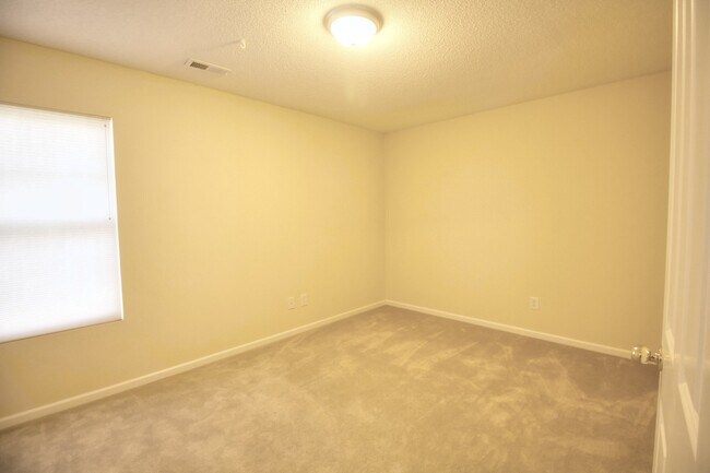 Building Photo - Spacious, Beautiful 3 BR, 2.5 bath with fenced in yard!