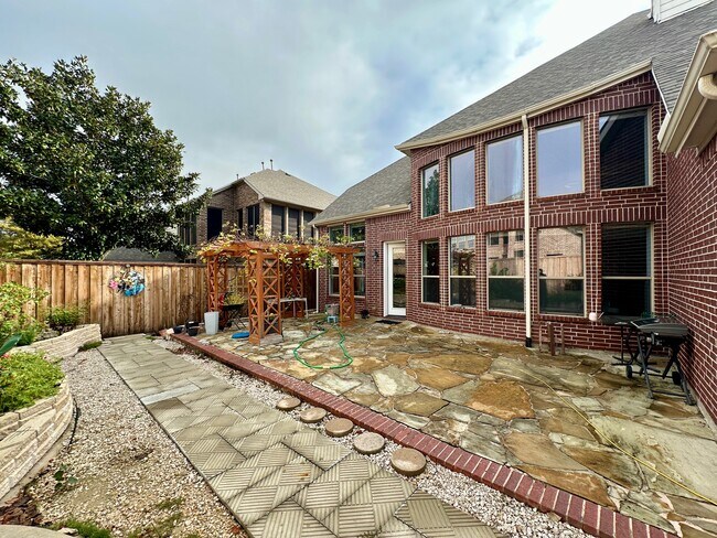 Building Photo - 928 Falcon Dr