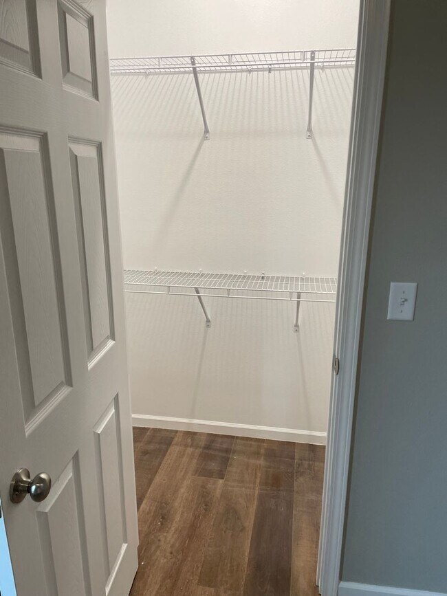 Building Photo - 4 bed 2 bath 2 Car Garage! 1/2 off 1st Months Rent!!