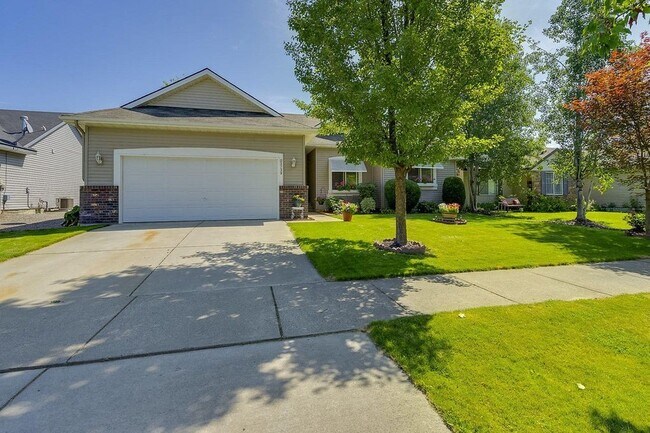 Building Photo - 3 Bedroom, 2 Bath Home in Desirable Post F...