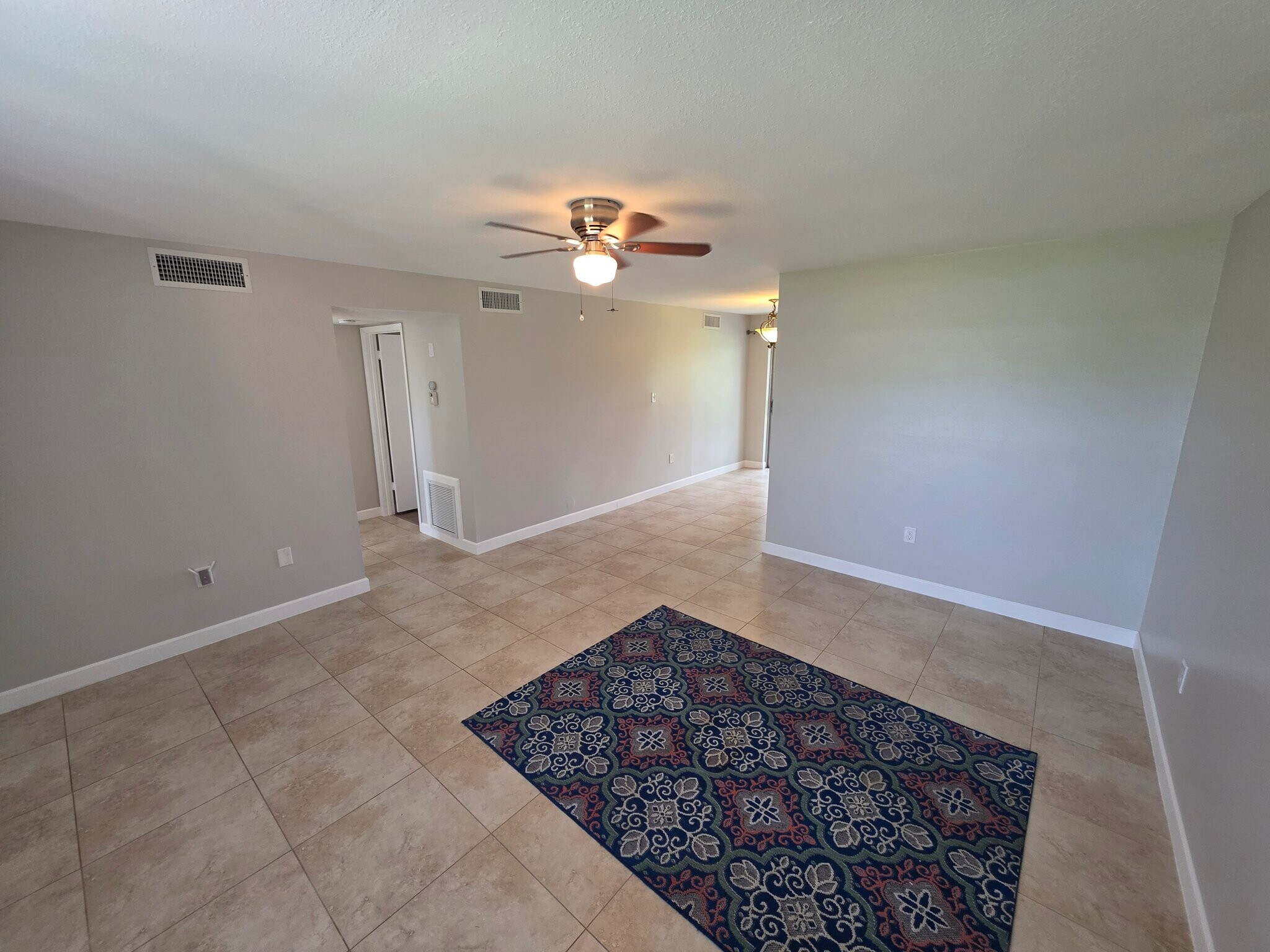Building Photo - 665 Palm View Dr