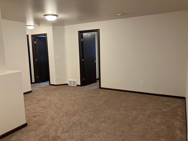 Building Photo - 3 Bed 2 Bath Twin Home