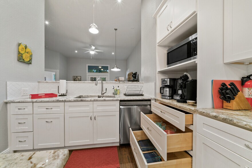 Building Photo - 510 E Mistletoe Ave