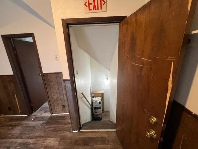 Building Photo - Upper 1 Bedroom Apartment