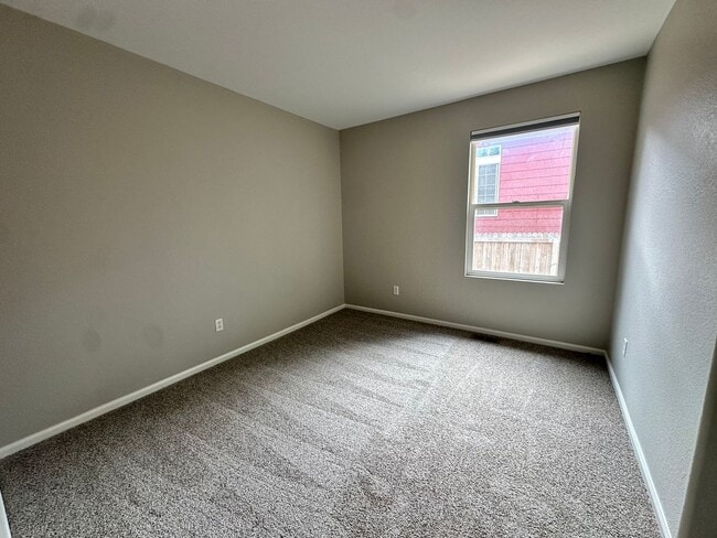 Building Photo - 3 Bedroom 3 Bath - Arapahoe Ridge Erie!