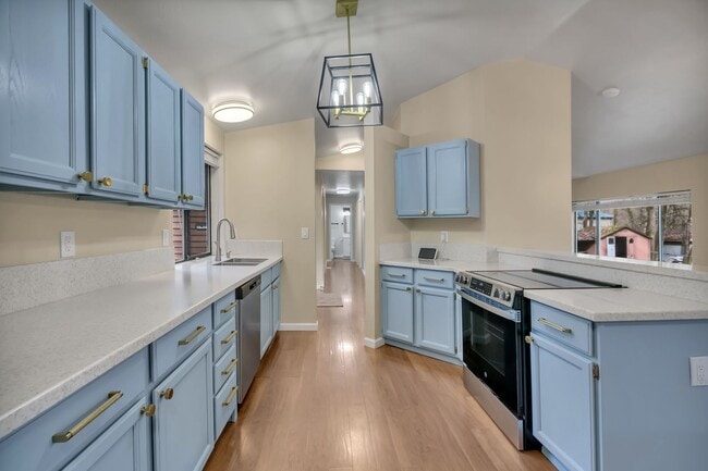 Building Photo - ONE LEVEL LIVING in Peaceful & Private Location!