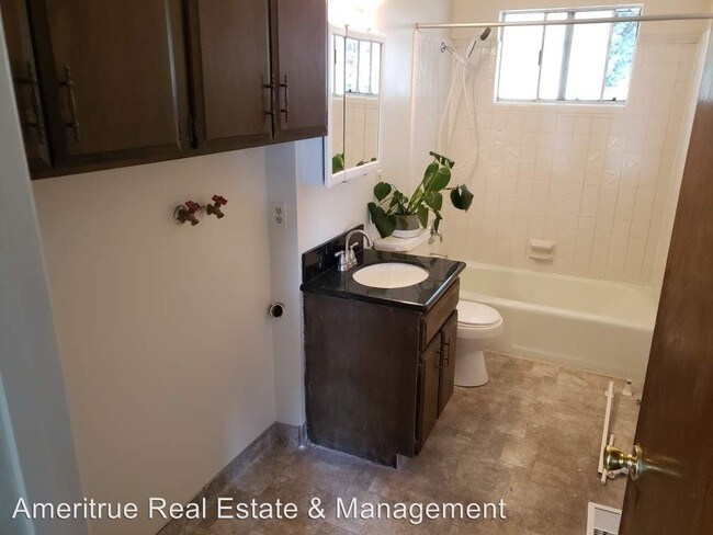 Building Photo - 2 br, 1 bath Apartment - 650 E. 200 N.