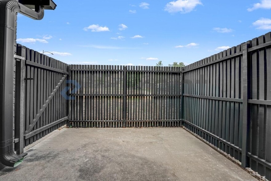 Building Photo - Unit B