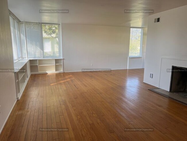 Building Photo - Large Historical Mare Island Duplex Unit