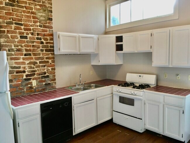 Building Photo - 1430 Melpomene St