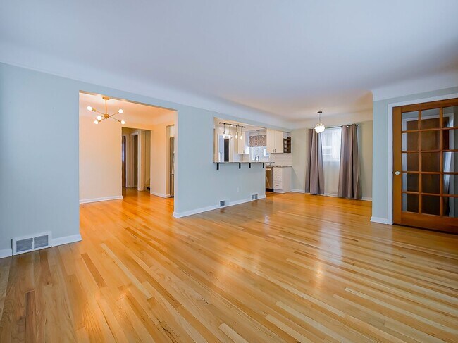 Building Photo - AVAILABLE NOW! Spacious 4-Bed Gem in the Heart of Clawson!