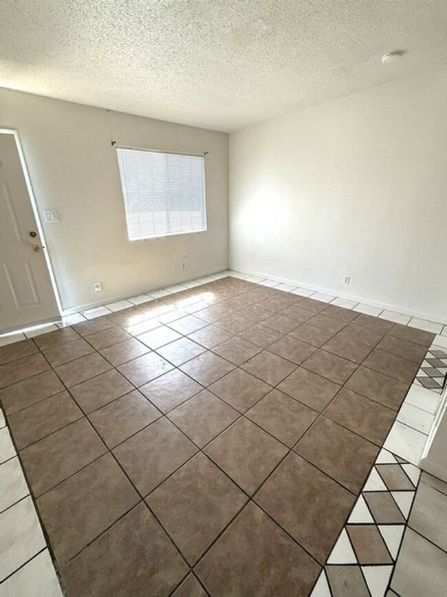 Building Photo - Spacious Guadalupe Studio