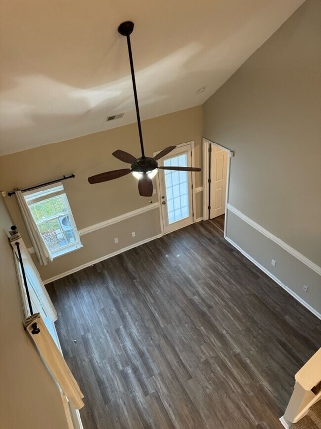 Building Photo - 3 Bedroom Townhouse with a Loft Area and a...