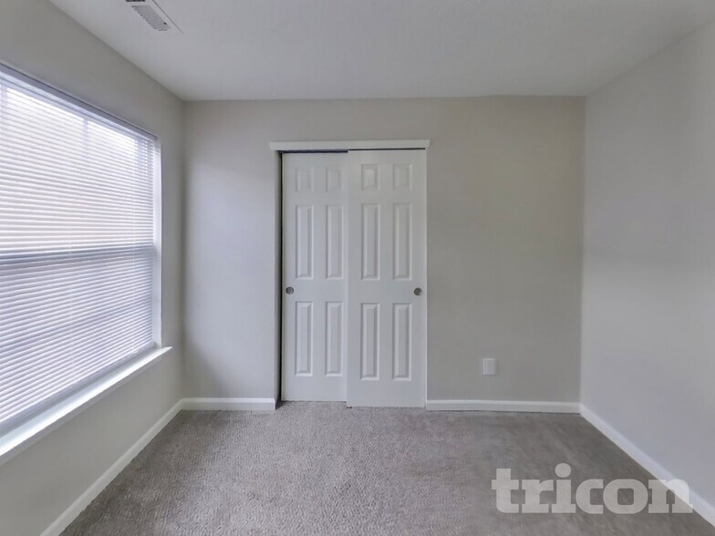 Building Photo - 4518 Connaught W Dr