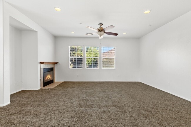 Building Photo - 2 bedroom Condo with an attached garage an...