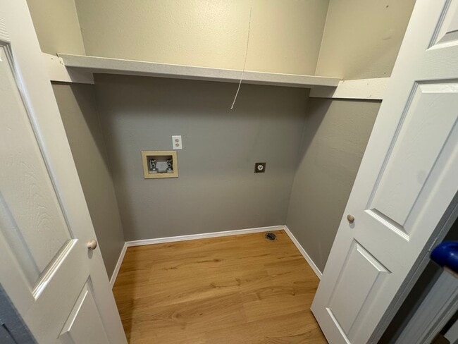 Building Photo - 3 bedroom 2 bathroom updated home in Sprin...