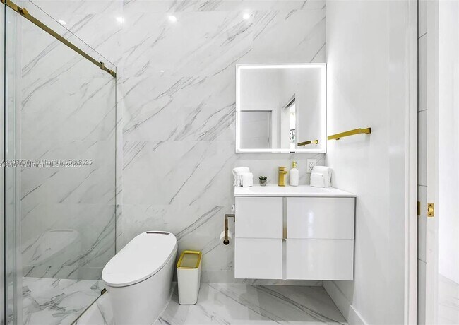 Building Photo - 2225 NE 19th St