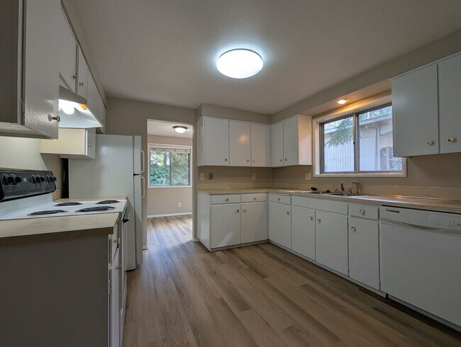 Building Photo - Bright 3 bedroom/ 1 bathroom Duplex with a fireplace and covered parking!