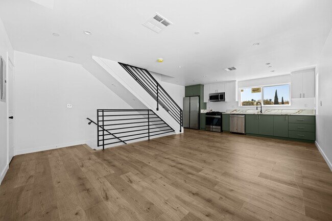 Building Photo - 6832 Hazeltine Ave