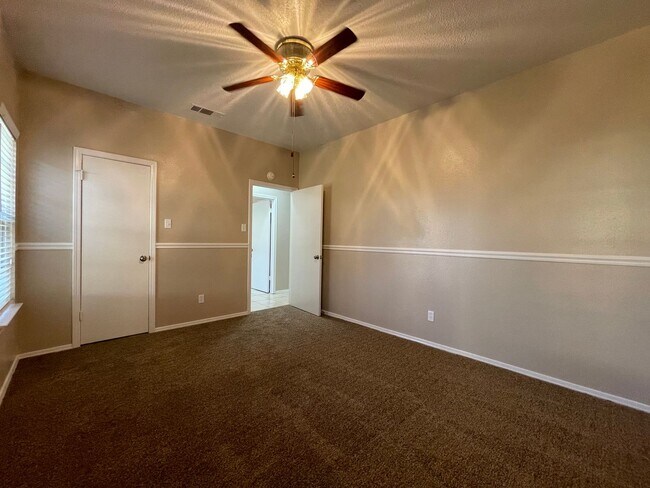 Building Photo - AVAILABLE NOW 2 BEDROOM 2 BATH TOWNHOME IN GRAPEVINE