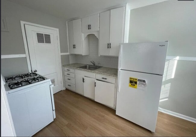 Building Photo - 810 S Crestway St
