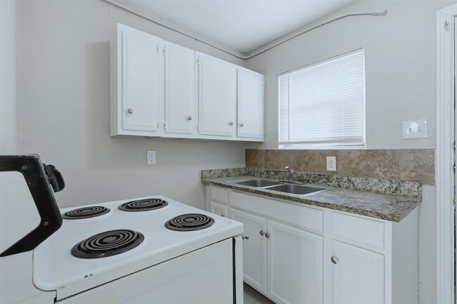 Building Photo - 1228 5th Ave N