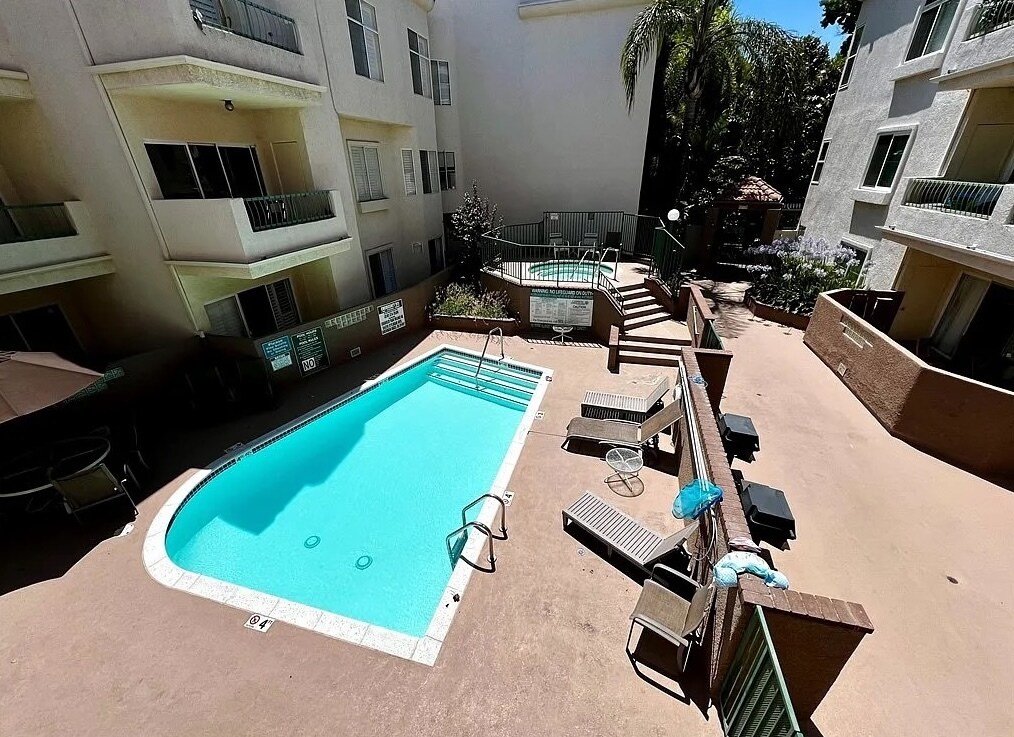 Pool and BBQ - 5420 Sylmar Ave