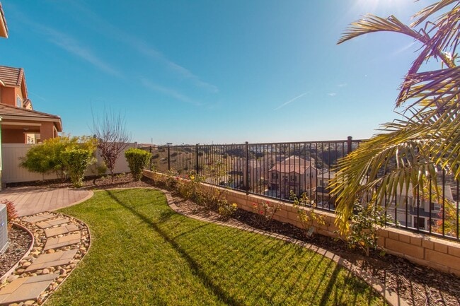 Building Photo - 4 Bed / 2.5 Bath Home with Premium Panoram...